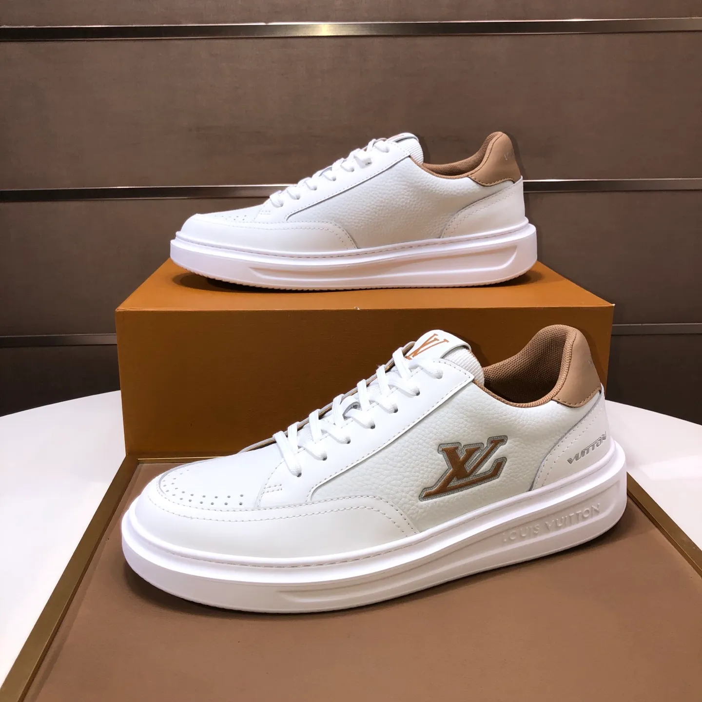 Factory batch 640💰original development, quality shipment, welcome to compare - LV sneaker series sports shoes introduce the loose silhouette of the ready-to-wear series into the spring and summer men's wear shows and make an eye-catching appearance. The cow leather upper is combined with rough fabric laces, and colorful beading highlights the brand's classic elements. LV letters mark the tongue and Monogram floral outsole. Mixed materials Made of top-grain cowhide, thick shoelace design, large Monogram print on the side, mesh lining and cotton feet, the comfort is as extreme as ever, premium heritage, quality first, worth owning! Size: Men’s 38-45 (45 is custom-made and cannot be returned or exchanged)